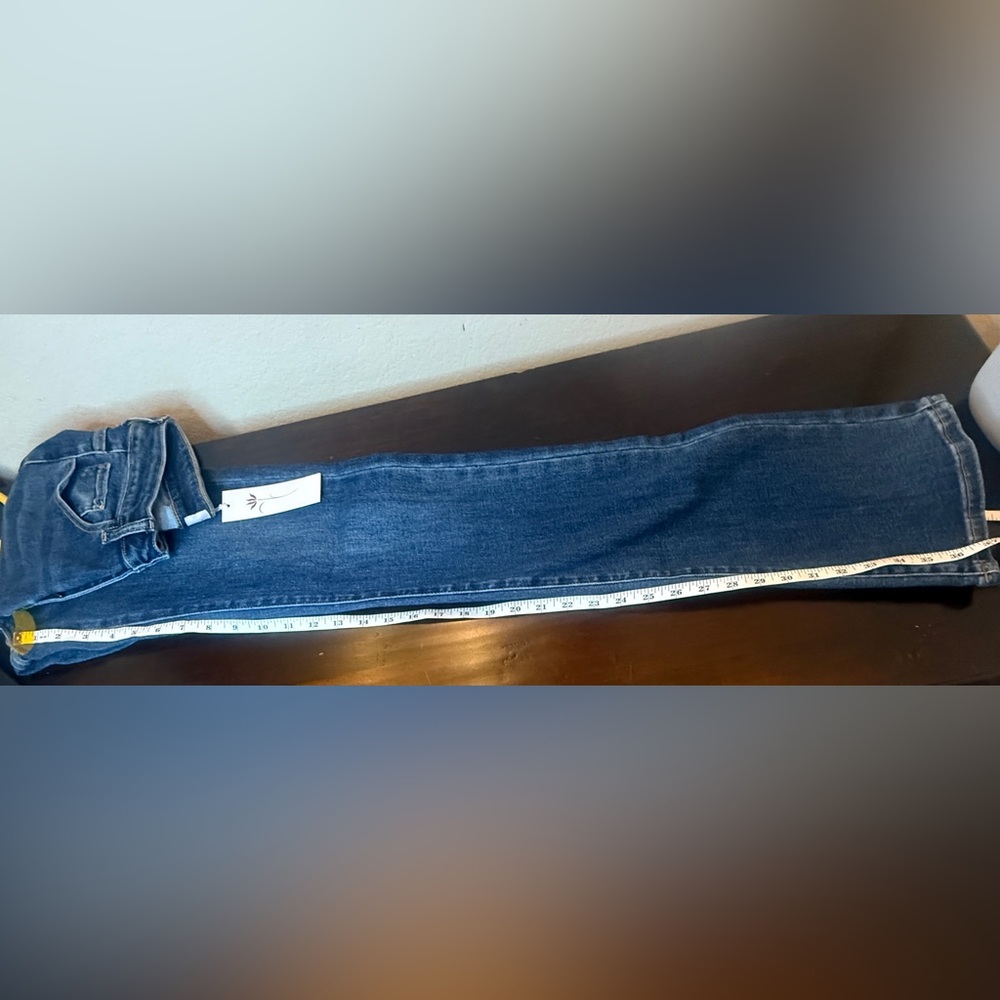 Elevated Closet NWT tall medium
wash denim 5 pocket flare.
MRP $100 sz 27/38 - Picture 11 of 11